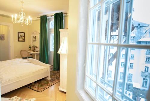 锡纳亚Royal Residence 1901的一间卧室设有一张床和一个大窗户