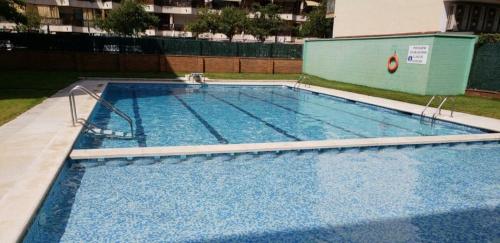 马尔格莱特德玛Apartamento Malgrat de mar的大楼里一个蓝色的大泳池