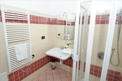 热那亚肖邦酒店的一间带水槽和镜子的浴室