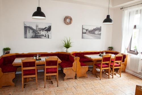 克拉托维Restaurace a Penzion Klatovský Dvůr的带沙发和桌椅的用餐室