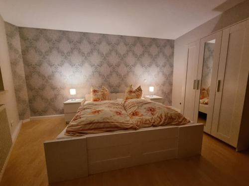 DiedorfFerienwohnung Am Anger的一间卧室配有一张带2个床头柜的大床