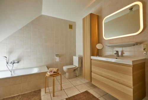 博尔赫隆Le fond d'Or的带浴缸、盥洗盆和卫生间的浴室