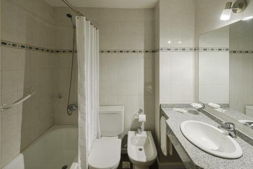 圣马丁德洛斯Hotel Intermonti的浴室配有卫生间、盥洗盆和淋浴。