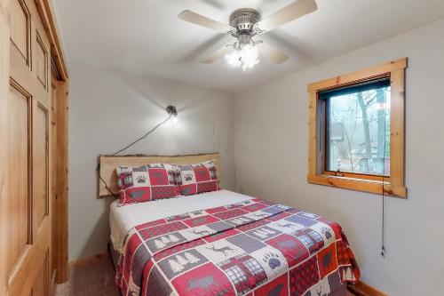 HarshawWhispering Pines的一间卧室配有一张床和吊扇