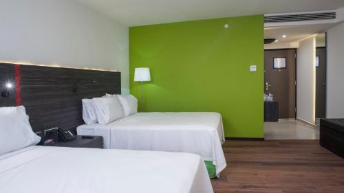 墨西哥机场智选假日酒店客房内的一张或多张床位