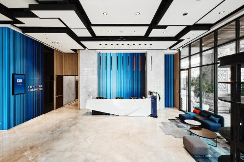 高雄高雄爱河智选假日酒店 的大堂设有蓝色窗帘和浴缸