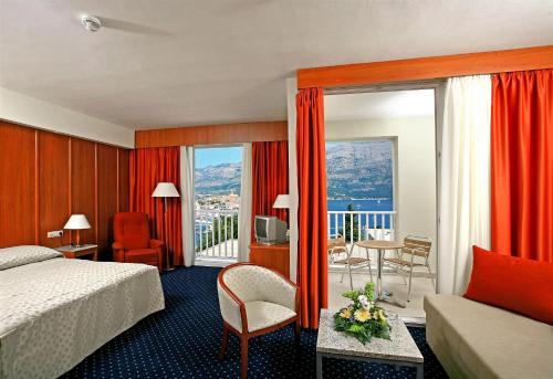 科尔丘拉Marko Polo Hotel by Aminess的酒店客房设有一张床和一个阳台。