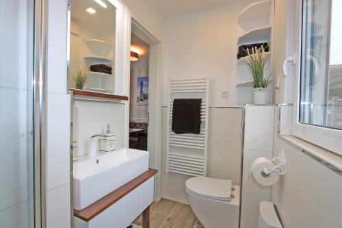 欧巴德伍斯图Bungalow-Park Ostseenordstern的白色的浴室设有水槽和卫生间。