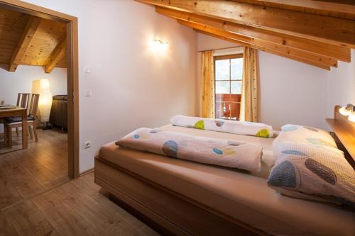 柯尼希斯湖畔舍瑙Haus am Bergbach的一间带两张床的卧室,位于带窗户的房间内