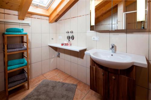 柯尼希斯湖畔舍瑙Haus am Bergbach的一间带水槽和镜子的浴室