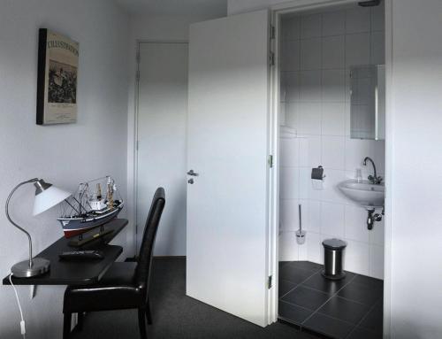 艾默伊登皇家酒店的一间带桌子、水槽和白色门的浴室