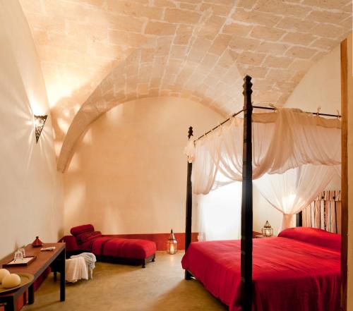 法维尼亚纳La Casa Dell'Arancio的一间卧室配有一张红色床罩的床