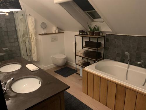 马塞克Maas Lodge的浴室配有两个盥洗盆和浴缸。