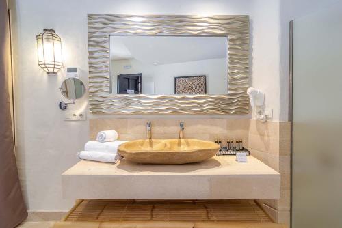 萨阿拉德洛斯阿图内斯El Cortijo de Zahara by QHotels的一间带大水槽和镜子的浴室