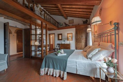 因普鲁内塔La Casa Gialla的一间带一张大床的卧室,位于一个拥有木制天花板的房间