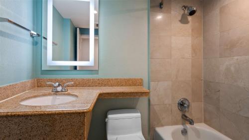 劳德代尔堡贝斯特韦斯特普鲁士欧申赛德酒店的一间带水槽、卫生间和镜子的浴室