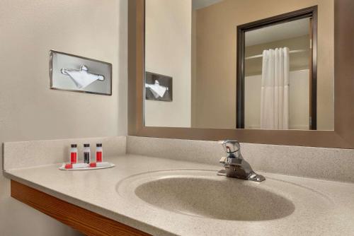苏福尔斯苏福尔斯速8酒店的一间带水槽和镜子的浴室