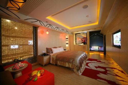 Shalu花沐兰精品旅馆 的一间酒店客房,配有一张床和一台电视