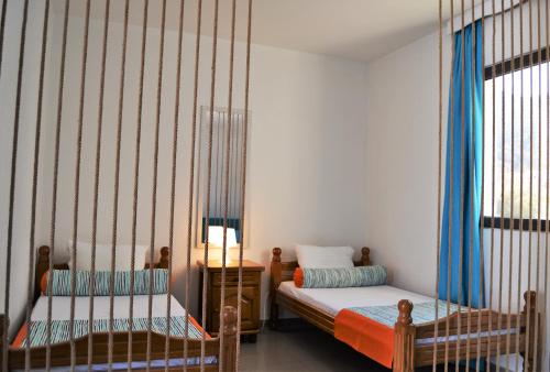 布德瓦Yeshill Apart & Studio的一间卧室配有2张蓝色窗帘