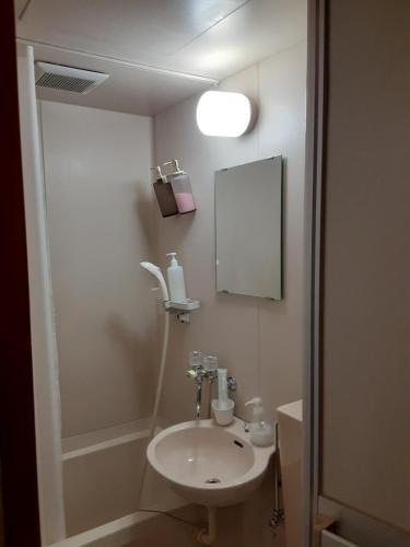 京都OHTO Ryokan的一间带水槽和镜子的浴室