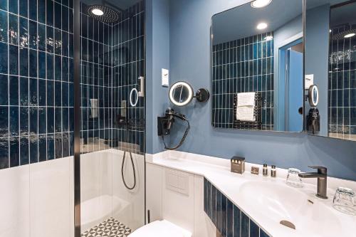 黑灵斯多夫珀摩尔霍夫斯特尔酒店的带淋浴和盥洗盆的浴室