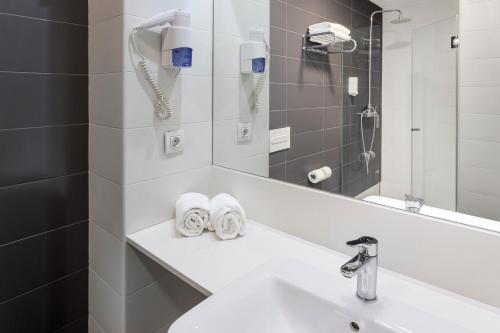 维拉德塞斯B&B HOTEL Barcelona Viladecans的一间带水槽和镜子的浴室