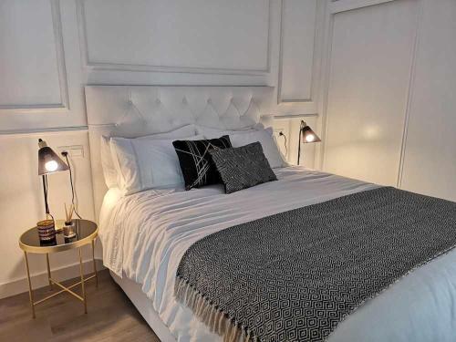 瓜迪亚纳河畔桑卢卡尔Casa Casiopea Elegante y exótica的一间卧室配有一张大床和两个枕头