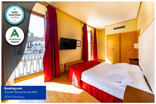 卡塞雷斯唐费尔南多索霍精品酒店的一间卧室配有一张带红色窗帘的床和一扇窗户