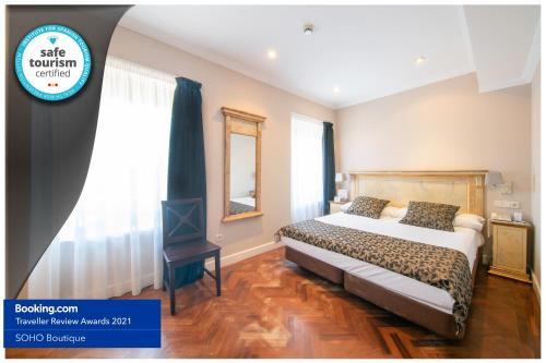 萨拉曼卡索霍区萨拉曼卡精品酒店的酒店客房设有床和窗户。