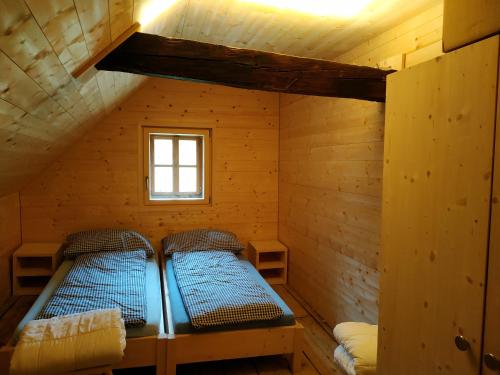 MadulainAlp Es-Cha Dadour的小木屋内带两张床的房间