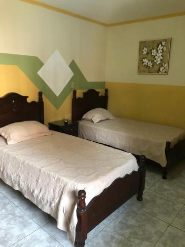 巴拿马城Residencial Alameda的配有两张床的客房内。