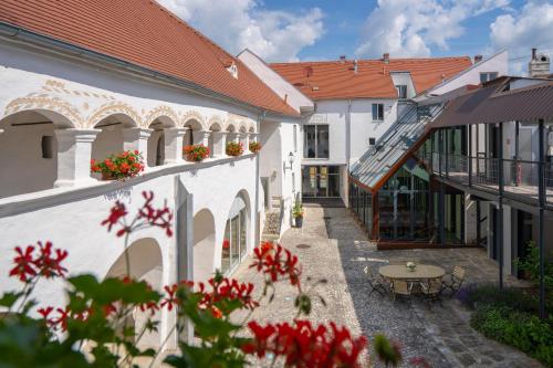 朗根洛伊斯维兹格尔霍夫酒店的一座带桌子和鲜花的建筑的庭院