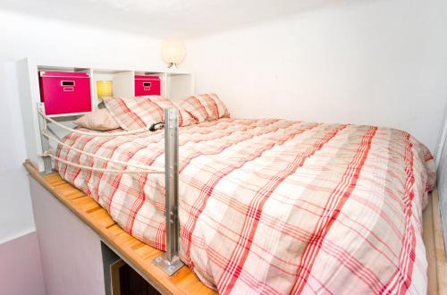 巴塞罗那Estudio Finestrelles的卧室内一张带铺着地毯的床