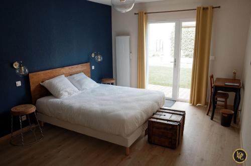 ChampfleuryMaison d'hôtes "La Pause Champenoise"的一间卧室配有一张蓝色墙壁的床