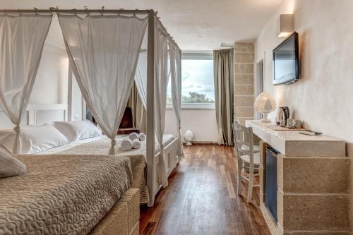 奥斯图尼Dimora Celeste的酒店客房设有一张床、一台电视和一间卧室。