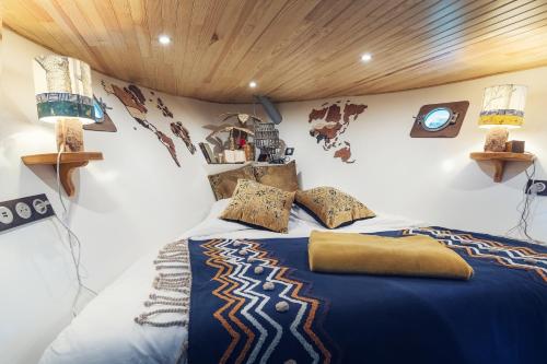 纳博讷Bateau Le Nubian的一间卧室配有一张带蓝色棉被的床