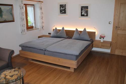 柯尼希斯湖畔舍瑙Pension Neuhausen的一间卧室配有一张带蓝色枕头的大床