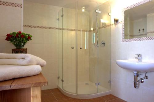 柯尼希斯湖畔舍瑙Pension Neuhausen的带淋浴和盥洗盆的浴室
