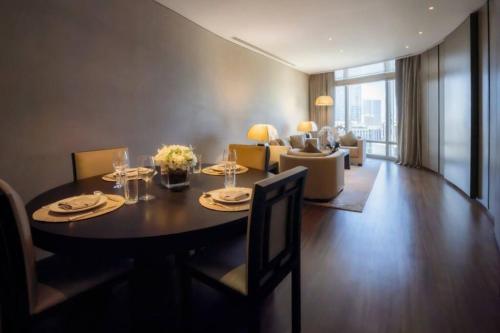 迪拜1BR Apartment at Armani Hotel Residence by Luxury Explorers Collection的一间带桌子的用餐室和一间客厅