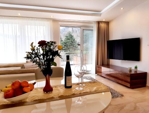 布尔诺Nobless Apartments Holedná Brno的客厅配有带一瓶葡萄酒的桌子