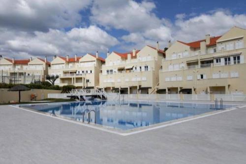 特罗亚Varandas de Troia的大型公寓大楼,设有大型游泳池