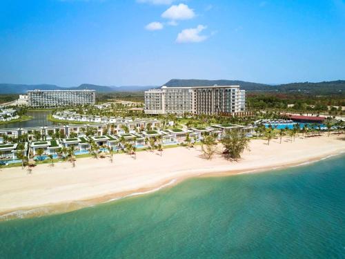 富国Mövenpick Villas & Residences Phu Quoc的享有海滩空中美景。