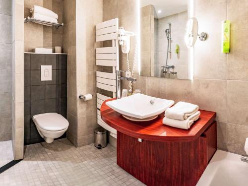 贝尔福Mercure Belfort Centre的一间带水槽和卫生间的浴室