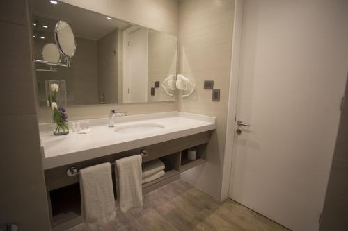 金特罗Yachting Hotel Quintero的一间带水槽和大镜子的浴室
