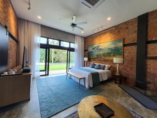 珍南海滩S`ekar Pinang Langkawi的一间卧室设有一张床和砖墙