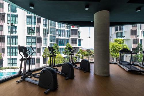 H20 Residence Ara Damansara by Airhost的健身中心和/或健身设施