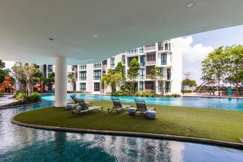 H20 Residence Ara Damansara by Airhost内部或周边的泳池