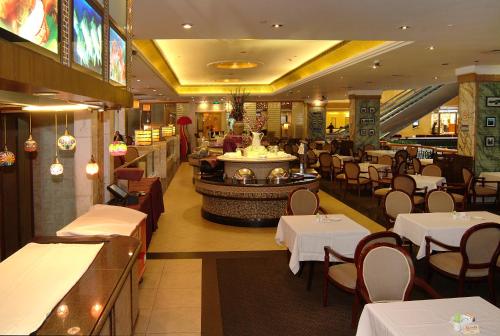 广州广东大厦的餐厅设有桌子和白色的桌椅