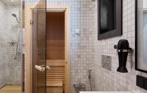 阿拉木图Tenir Eco Hotel, Shymbulak Mountain Resort的带淋浴的浴室和玻璃门