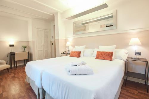 塞维利亚U-Sense Sevilla Centro的卧室配有一张白色大床